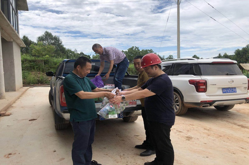 ×ðÁú¿Ê±ÈËÉú¾ÍÊDz«¼¯ÍÅ¿ªÕ¹¡°Ïļ¾ËÍÇåÁ¹¡±¸ßÎÂοÎÊÔ˶¯