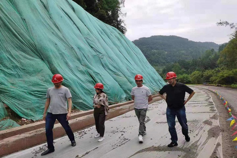 ���󷢴��ӵ���è����Ŀ��չ�����������