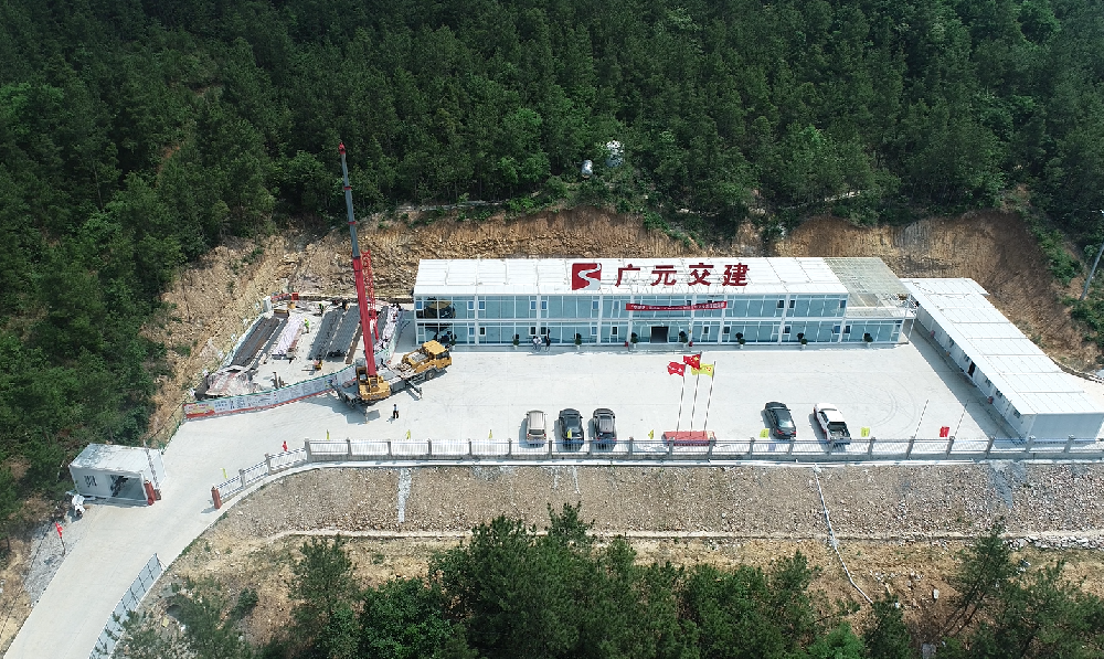 ��ɽɭ���е���·�ߡ�����ʯ��������ɽ��·������Ŀ������