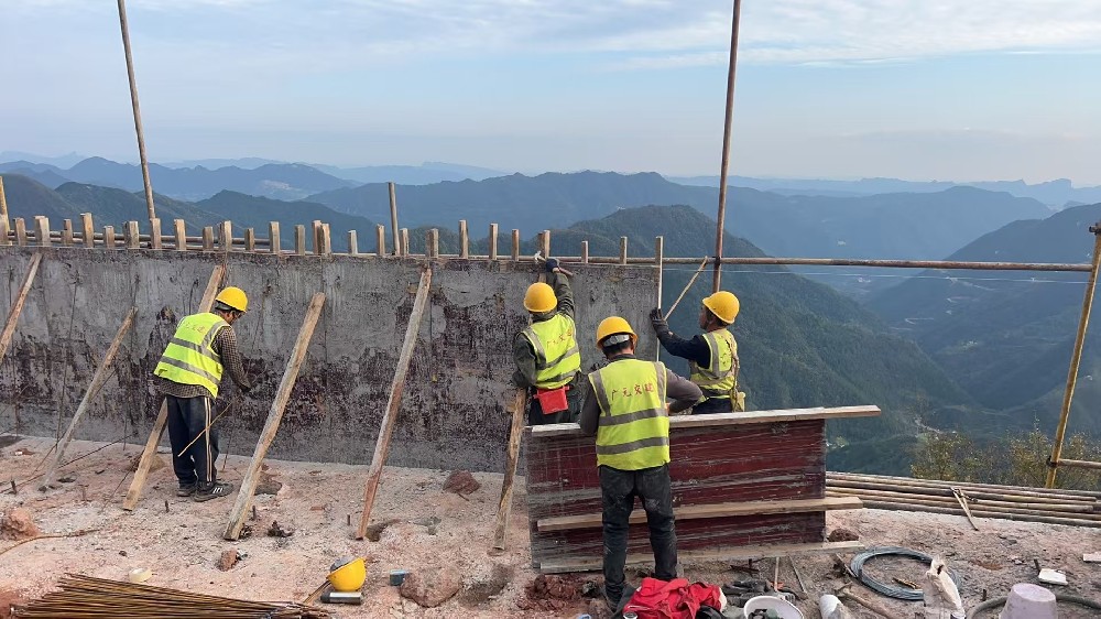 ��·���ź���Ⱥɽ��Ȼʱ �����������������������°ӹ�·��Ŀ������ʯ��������Σ�������������